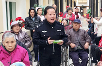 最美北京警察柴静慰问老人
