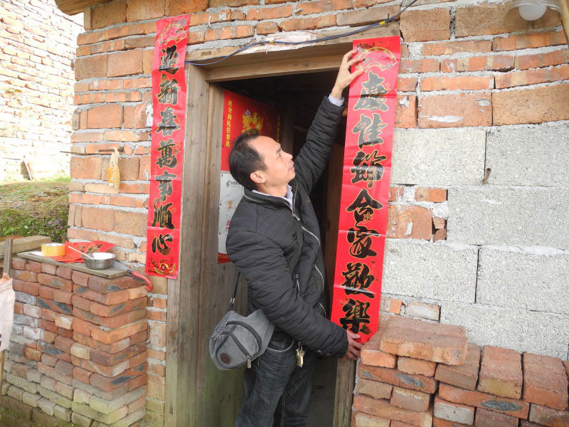 谢文淦爱心团年三十慰问老人