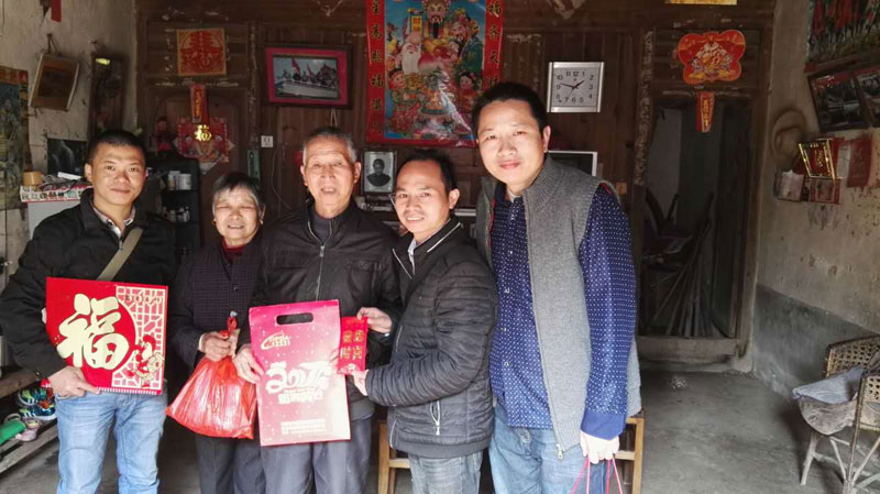 谢文淦爱心团年三十慰问老人