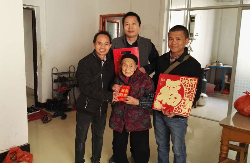 谢文淦爱心团年三十慰问老人