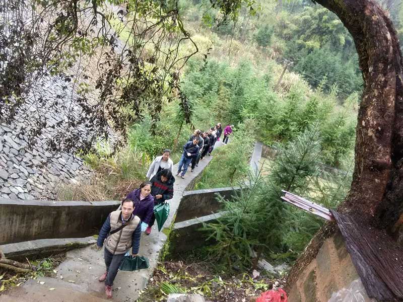 谢文淦爱心团赴崇义金山寺公益义诊
