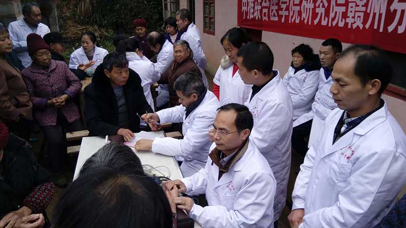 谢文淦爱心团赴崇义金山寺公益义诊