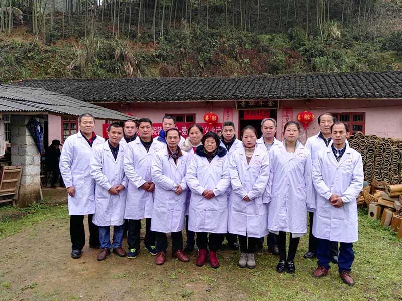 谢文淦爱心团赴崇义金山寺公益义诊