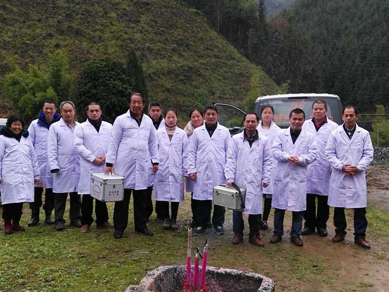 谢文淦爱心团赴崇义金山寺公益义诊