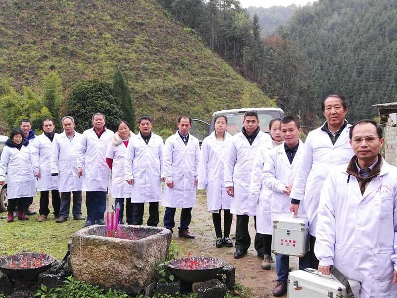谢文淦爱心团赴崇义金山寺公益义诊
