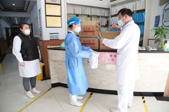 北京康迈医院关爱员工免费发放防疫物